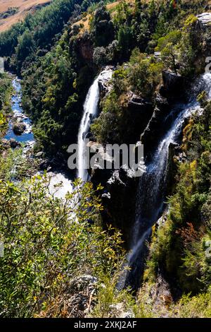 Blick auf die Lissabonner Wasserfälle entlang Südafrikas Panoramastraße in den Drakensberg Mountains. Stockfoto