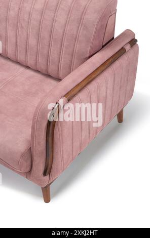 Eleganter rosa Sessel mit hoher Rückenlehne und Holzbeinen für Komfort und Stil. Stockfoto