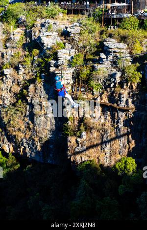 Ein Mann zieht über die Graskop-Schlucht. Blick auf die Graskop-Schlucht entlang Südafrikas Panoramastraße in den Drakensberg Mountains. Stockfoto