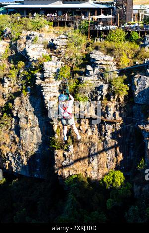 Eine Frau zieht über die Graskop-Schlucht. Blick auf die Graskop-Schlucht entlang Südafrikas Panoramastraße in den Drakensberg Mountains. Stockfoto