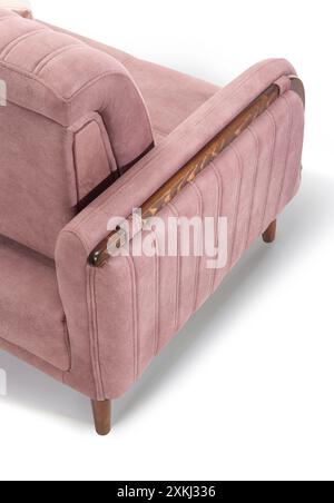 Bequemer Sessel in rosa Rot mit hoher Rückenlehne und eleganten Holzbeinen, perfekt für moderne Innenräume. Stockfoto