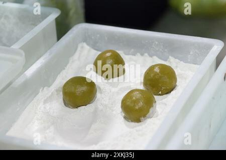 Italien, Street Food Festival, Japanes Food, Zubereitung Grüner Matcha Tee Japanisches Dessert Mochi Stockfoto