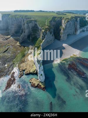 Aus der Vogelperspektive auf die Klippen von Etretat und den Atlantik. Kreidefelsen und drei natürliche Bögen. Panoramaweg, um die Küste zu bewundern. Normandie, Frankreich Stockfoto