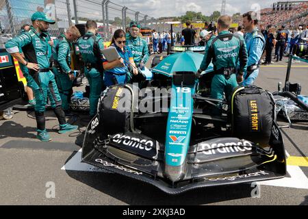 Mogyorod, Ungarn. Juli 2024. Formel 1 großer Preis von Ungarn in Hungaroring, Ungarn. Im Bild: Aston Martin AMR24 von Lance Walk (CAN) vor Beginn des Rennens auf der Startaufstellung © Piotr Zajac/Alamy Live News Stockfoto