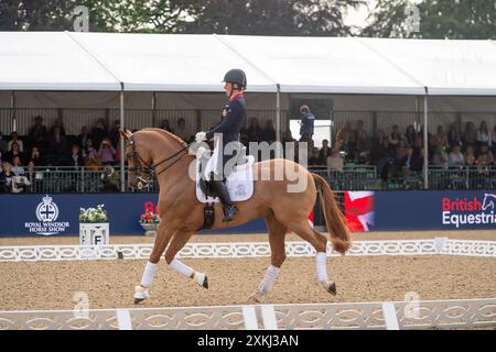 BILDER ABLEGEN. Juli 2024. Charlotte Dujardin hat sich von den Olympischen Spielen in Paris zurückgezogen. Sie hat in einer Erklärung erklärt, dass „ein Video von vor vier Jahren entstanden ist, das zeigt, wie ich während einer Coaching-Sitzung einen Beurteilungsfehler mache. Verständlicherweise untersucht die Internationale Föderation für Reitsport (FEI), und ich habe beschlossen, mich von allen Wettkämpfen - einschließlich der Olympischen Spiele in Paris - zurückzuziehen, während dieser Prozess stattfindet." Windsor, Berkshire, Großbritannien. 30. Juni 2021. Die Olympiasiegerin Charlotte Dujardin nimmt an einem Dressurwettbewerb bei der Royal Windsor Horse Show in Win Teil Stockfoto