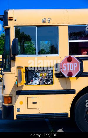 Vertikale Nahaufnahme der Fahrerseite des Busses bei geöffneter Elektronik. Stockfoto