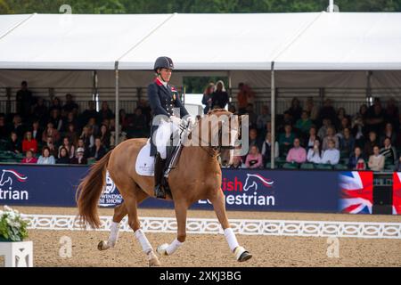 BILDER ABLEGEN. Juli 2024. Charlotte Dujardin hat sich von den Olympischen Spielen in Paris zurückgezogen. Sie hat in einer Erklärung erklärt, dass „ein Video von vor vier Jahren entstanden ist, das zeigt, wie ich während einer Coaching-Sitzung einen Beurteilungsfehler mache. Verständlicherweise untersucht die Internationale Föderation für Reitsport (FEI), und ich habe beschlossen, mich von allen Wettkämpfen - einschließlich der Olympischen Spiele in Paris - zurückzuziehen, während dieser Prozess stattfindet." Windsor, Berkshire, Großbritannien. 30. Juni 2021. Die Olympiasiegerin Charlotte Dujardin nimmt an einem Dressurwettbewerb bei der Royal Windsor Horse Show in Win Teil Stockfoto