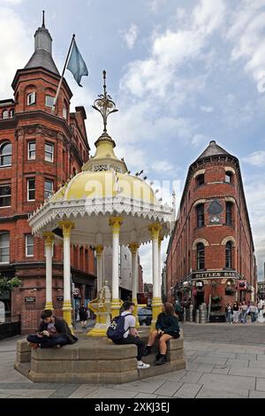 Victoria Square, Belfast, Nordirland, Großbritannien, mit dem Jaffe Fountain und Bittles Bar. Stockfoto