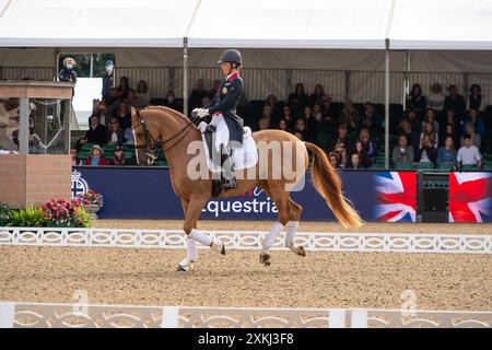 BILDER ABLEGEN. Juli 2024. Charlotte Dujardin hat sich von den Olympischen Spielen in Paris zurückgezogen. Sie hat in einer Erklärung erklärt, dass „ein Video von vor vier Jahren entstanden ist, das zeigt, wie ich während einer Coaching-Sitzung einen Beurteilungsfehler mache. Verständlicherweise untersucht die Internationale Föderation für Reitsport (FEI), und ich habe beschlossen, mich von allen Wettkämpfen - einschließlich der Olympischen Spiele in Paris - zurückzuziehen, während dieser Prozess stattfindet." Windsor, Berkshire, Großbritannien. 30. Juni 2021. Die Olympiasiegerin Charlotte Dujardin nimmt an einem Dressurwettbewerb bei der Royal Windsor Horse Show in Win Teil Stockfoto