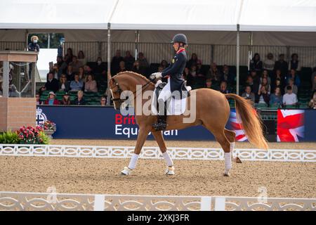 BILDER ABLEGEN. Juli 2024. Charlotte Dujardin hat sich von den Olympischen Spielen in Paris zurückgezogen. Sie hat in einer Erklärung erklärt, dass „ein Video von vor vier Jahren entstanden ist, das zeigt, wie ich während einer Coaching-Sitzung einen Beurteilungsfehler mache. Verständlicherweise untersucht die Internationale Föderation für Reitsport (FEI), und ich habe beschlossen, mich von allen Wettkämpfen - einschließlich der Olympischen Spiele in Paris - zurückzuziehen, während dieser Prozess stattfindet." Windsor, Berkshire, Großbritannien. 30. Juni 2021. Die Olympiasiegerin Charlotte Dujardin nimmt an einem Dressurwettbewerb bei der Royal Windsor Horse Show in Win Teil Stockfoto