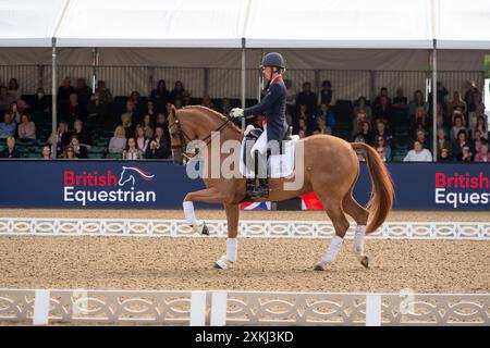 BILDER ABLEGEN. Juli 2024. Charlotte Dujardin hat sich von den Olympischen Spielen in Paris zurückgezogen. Sie hat in einer Erklärung erklärt, dass „ein Video von vor vier Jahren entstanden ist, das zeigt, wie ich während einer Coaching-Sitzung einen Beurteilungsfehler mache. Verständlicherweise untersucht die Internationale Föderation für Reitsport (FEI), und ich habe beschlossen, mich von allen Wettkämpfen - einschließlich der Olympischen Spiele in Paris - zurückzuziehen, während dieser Prozess stattfindet." Windsor, Berkshire, Großbritannien. 30. Juni 2021. Die Olympiasiegerin Charlotte Dujardin nimmt an einem Dressurwettbewerb bei der Royal Windsor Horse Show in Win Teil Stockfoto