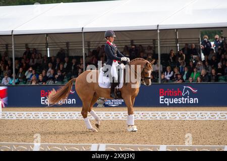 BILDER ABLEGEN. Juli 2024. Charlotte Dujardin hat sich von den Olympischen Spielen in Paris zurückgezogen. Sie hat in einer Erklärung erklärt, dass „ein Video von vor vier Jahren entstanden ist, das zeigt, wie ich während einer Coaching-Sitzung einen Beurteilungsfehler mache. Verständlicherweise untersucht die Internationale Föderation für Reitsport (FEI), und ich habe beschlossen, mich von allen Wettkämpfen - einschließlich der Olympischen Spiele in Paris - zurückzuziehen, während dieser Prozess stattfindet." Windsor, Berkshire, Großbritannien. 30. Juni 2021. Die Olympiasiegerin Charlotte Dujardin nimmt an einem Dressurwettbewerb bei der Royal Windsor Horse Show in Win Teil Stockfoto