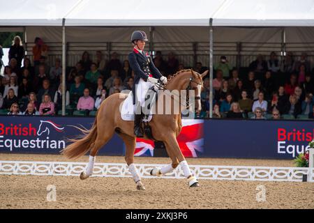 BILDER ABLEGEN. Juli 2024. Charlotte Dujardin hat sich von den Olympischen Spielen in Paris zurückgezogen. Sie hat in einer Erklärung erklärt, dass „ein Video von vor vier Jahren entstanden ist, das zeigt, wie ich während einer Coaching-Sitzung einen Beurteilungsfehler mache. Verständlicherweise untersucht die Internationale Föderation für Reitsport (FEI), und ich habe beschlossen, mich von allen Wettkämpfen - einschließlich der Olympischen Spiele in Paris - zurückzuziehen, während dieser Prozess stattfindet." Windsor, Berkshire, Großbritannien. 30. Juni 2021. Die Olympiasiegerin Charlotte Dujardin nimmt an einem Dressurwettbewerb bei der Royal Windsor Horse Show in Win Teil Stockfoto