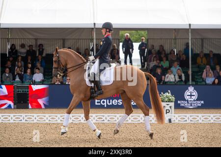 BILDER ABLEGEN. Juli 2024. Charlotte Dujardin hat sich von den Olympischen Spielen in Paris zurückgezogen. Sie hat in einer Erklärung erklärt, dass „ein Video von vor vier Jahren entstanden ist, das zeigt, wie ich während einer Coaching-Sitzung einen Beurteilungsfehler mache. Verständlicherweise untersucht die Internationale Föderation für Reitsport (FEI), und ich habe beschlossen, mich von allen Wettkämpfen - einschließlich der Olympischen Spiele in Paris - zurückzuziehen, während dieser Prozess stattfindet." Windsor, Berkshire, Großbritannien. 30. Juni 2021. Die Olympiasiegerin Charlotte Dujardin nimmt an einem Dressurwettbewerb bei der Royal Windsor Horse Show in Win Teil Stockfoto