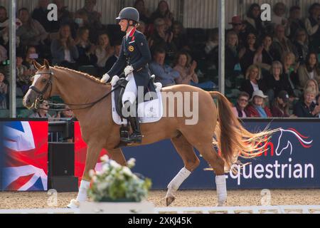 BILDER ABLEGEN. Juli 2024. Charlotte Dujardin hat sich von den Olympischen Spielen in Paris zurückgezogen. Sie hat in einer Erklärung erklärt, dass „ein Video von vor vier Jahren entstanden ist, das zeigt, wie ich während einer Coaching-Sitzung einen Beurteilungsfehler mache. Verständlicherweise untersucht die Internationale Föderation für Reitsport (FEI), und ich habe beschlossen, mich von allen Wettkämpfen - einschließlich der Olympischen Spiele in Paris - zurückzuziehen, während dieser Prozess stattfindet." Windsor, Berkshire, Großbritannien. 30. Juni 2021. Die Olympiasiegerin Charlotte Dujardin nimmt an einem Dressurwettbewerb bei der Royal Windsor Horse Show in Win Teil Stockfoto