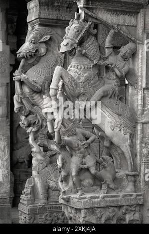 Wunderschönes monochromes Bild eines Kriegers in einem Hindutempel in Indien Stockfoto