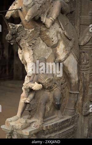 Kaputte Skulptur in einem hindutempel in indien Stockfoto