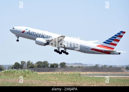 Flugzeug zum Flughafen Fiumicino Boeing 777-300 American Airlines . Flugzeug zum Flughafen Fiumicino. Fiumicino Italien, 123. Juli 2024. Imago-images/Emmefoto Copyright: XImago-images/Emmefotox Stockfoto