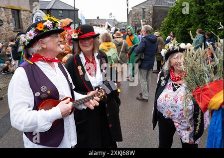 Lafrowda Day Festival Parade Going Underground St Just Penwith Cornwall Stockfoto