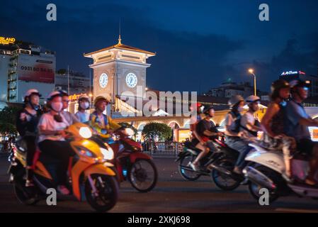 Ho Chi Minh City, Vietnam - 19. Mai 2024: Ben Thanh Market at Night mit Motorrädern in Bewegung im Vordergrund. Stockfoto