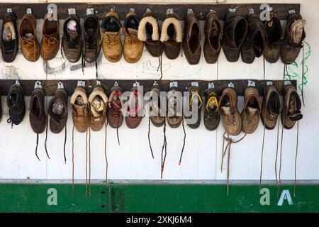 Leben im Jordanischen Flüchtlingscamp Al Za atari Volksschuhe hängen an der Wand eines Gesundheitszentrums im Al Za atari Flüchtlingscenter in Al Mafraq, Jordanien. Al Za atari Flüchtlingscamp Al Za atari Al Mafraq Joordan Copyright: XGuidoxKoppesxPhotox Stockfoto