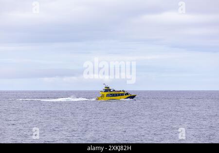 Azoren, Portugal - 03.07.2024: Ausflugsboot im Atlantik am Ufer der Insel Sao Miguel auf den Azoren. Stockfoto