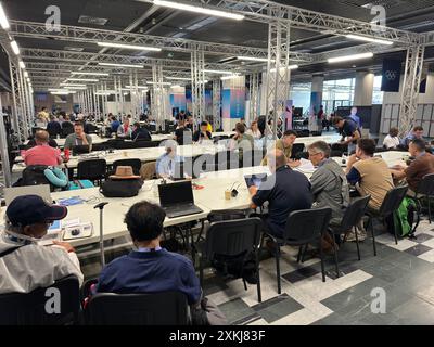 Porte Maillot, Paris, Frankreich. Juli 2024. Olympische Spiele in Paris 2024. Die internationalen Journalisten, die im Hauptpresszentrum vor der Eröffnungszeremonie am 26. Juli 2024 arbeiten (Foto: © Seshadri Sukumar/ZUMA Press Wire), WERDEN NUR REDAKTIONELL VERWENDET! Nicht für kommerzielle ZWECKE! Stockfoto