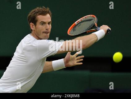 IR20140630. 14/06/30. Wimbledon Tennis Championships 2014, Wimbledon London. Männer Singles 4. Runde Match, Andy Murray (GB) (3) gegen Kevin Anderson (RSA) (20) Centre Court. Andy Murray in Aktion während des letzten Satzes. Stellen Sie Sich Ian Rutherford Vor. ©Ian Rutherford ianrutherfordphotography@gmail.com www.ianrutherfordphotography.com 07710337520 Stockfoto