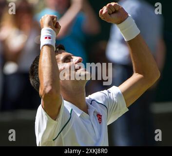 10/07/15. AELTC, Wimbledon Championships 2015, Wimbledon, London. Halbfinale für Herren, Novak Djokovic (SRB) (1) gegen Richard Gasquet (Fra) (21) Centre Court. Djokovic feiert, nachdem er in Reihen gewonnen hat. Stellen Sie Sich Ian Rutherford Vor. ©Ian Rutherford ianrutherfordphotography@gmail.com www.ianrutherfordphotography.com 07710337520 Stockfoto