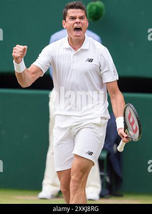 08/07/2016. Wimbledon 2016. Tag 12, Centre Court, Halbfinale der Herren-Singles Milos Raonic gegen Roger Federer. Milos Raonic feiert nach dem Gewinn des vierten Satzes. Stellen Sie Sich Ian Rutherford Vor Stockfoto