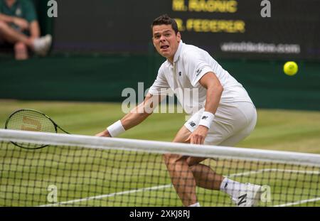 08/07/2016. Wimbledon 2016. Tag 12, Centre Court, Halbfinale der Herren-Singles Milos Raonic gegen Roger Federer. Raonic in Aktion. Stellen Sie Sich Ian Rutherford Vor Stockfoto