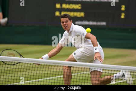 08/07/2016. Wimbledon 2016. Tag 12, Centre Court, Halbfinale der Herren-Singles Milos Raonic gegen Roger Federer. Raonic in Aktion. Stellen Sie Sich Ian Rutherford Vor Stockfoto