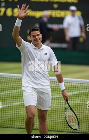 08/07/2016. Wimbledon 2016. Tag 12, Centre Court, Halbfinale der Herren-Singles Milos Raonic gegen Roger Federer. Milos Raonic feiert, nachdem er das Spiel in fünf Sätzen gewonnen hat. Stellen Sie Sich Ian Rutherford Vor Stockfoto