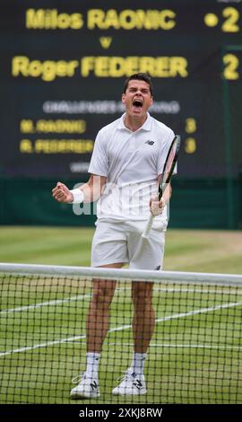 08/07/2016. Wimbledon 2016. Tag 12, Centre Court, Halbfinale der Herren-Singles Milos Raonic gegen Roger Federer. Milos Raonic feiert, nachdem er das Spiel in fünf Sätzen gewonnen hat. Stellen Sie Sich Ian Rutherford Vor Stockfoto