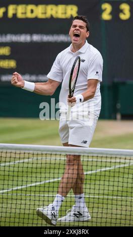 08/07/2016. Wimbledon 2016. Tag 12, Centre Court, Halbfinale der Herren-Singles Milos Raonic gegen Roger Federer. Milos Raonic feiert, nachdem er das Spiel in fünf Sätzen gewonnen hat. Stellen Sie Sich Ian Rutherford Vor Stockfoto