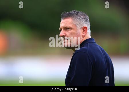 23. Juli 2024; Carnegie Fuels Stadium in Glebe Park, Brechin, Schottland; Premier Sports Cup Football, Dundee gegen Annan Athletic; Dundee Manager Tony Docherty inspiziert das Feld vor dem Spiel Stockfoto