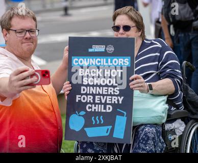 London, Großbritannien. Juli 2024. No Child Left Behind, eine Kampagne der National Education Union (neu), die im Rahmen ihrer nationalen Van-Tour eine Veranstaltung auf dem Parliament Square veranstaltet, um eine Verlängerung der kostenlosen Schulmahlzeiten (FSM) für alle Grundschulkinder in England zu fordern. Credit: Ian Davidson/Alamy Live News Stockfoto