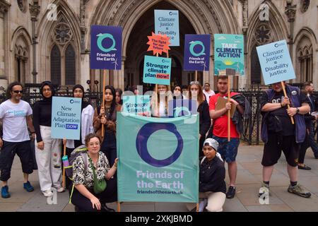 London, Großbritannien. Juli 2024. Aktivisten von Friends of the Earth versammeln sich vor den königlichen Gerichten, als ihre Klage gegen die unzulänglichen Klimaschutzpläne der Regierung vor dem High Court beginnt. Quelle: Vuk Valcic/Alamy Live News Stockfoto