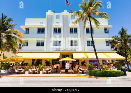 Das Carlyle Hotel am Ocean Drive, Miami Beach, Florida, USA, ist im Pastellstil gestaltet Stockfoto