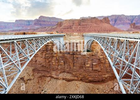 Historische Navajo Bridge über den Colorado River mit Vermilion Cliffs National Monument im Hintergrund, Arizona, USA Stockfoto