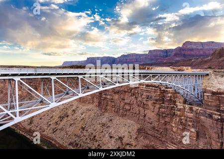 Historische Navajo Bridge über den Colorado River mit Vermilion Cliffs National Monument im Hintergrund, Arizona, USA Stockfoto