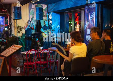 Ho Chi Minh City, Vietnam - 19. Mai 2024: Live-Musik in der Lost in Saigon Bar in der Bui Vien Street. Stockfoto