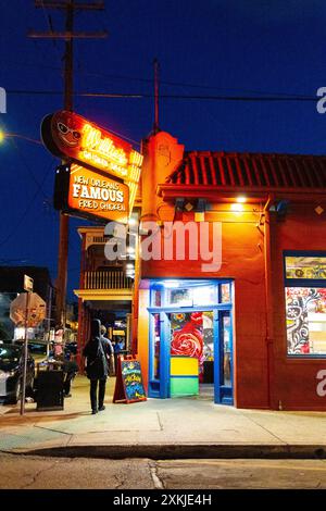 Außenansicht von Willie's Chicken Shack Fried Chicken Restaurant in der Frenchmen Street at Night, New Orleans, Louisiana, USA Stockfoto