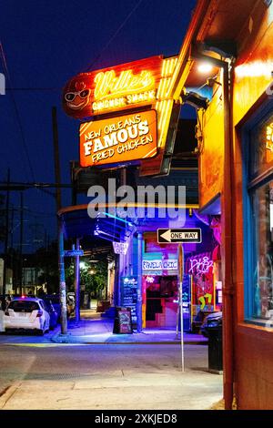 Außerhalb von Willie's Chicken Shack Fried Chicken Restaurant und Favela Chic Live-Musik-Veranstaltungsort in der Frenchmen Street at Night, New Orleans, Louisianna, USA Stockfoto