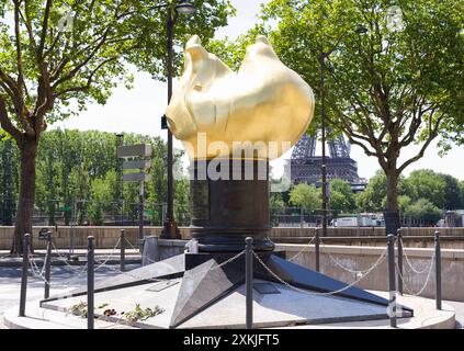 Paris, Frankreich, 07.17.2024 Flamme der Freiheit mit dem Eiffelturm im Hintergrund Stockfoto