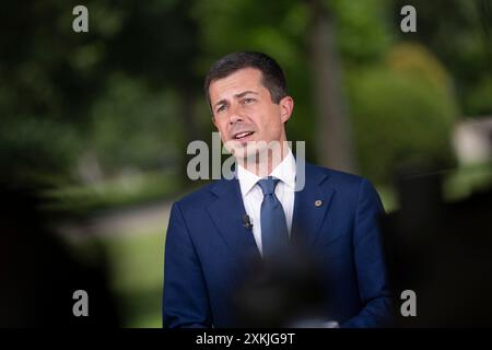 Washington, Usa. Juli 2024. Der US-Verkehrsminister Pete Buttigieg spricht während eines Fernsehinterviews im Weißen Haus in Washington, DC, 23. Juli 2024. Foto von Chris Kleponis/Pool über CNP/ABACAPRESS. COM Credit: Abaca Press/Alamy Live News Stockfoto