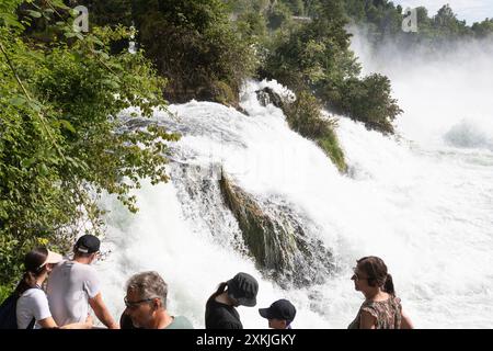 Touristen, die eine enorme Wassermenge am Schaffhauser Rheinfall in Neuhausen Schweiz bewundern Stockfoto