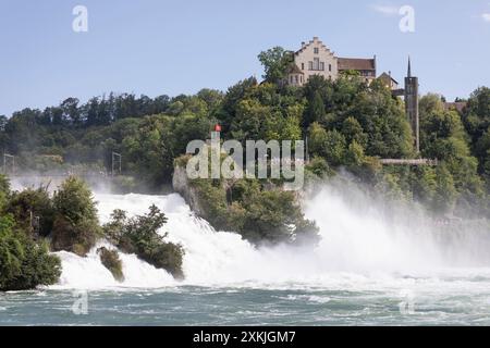 Enorme Wassermenge, die den Schaffhauser Rheinfall in Neuhausen Schweiz passiert Stockfoto
