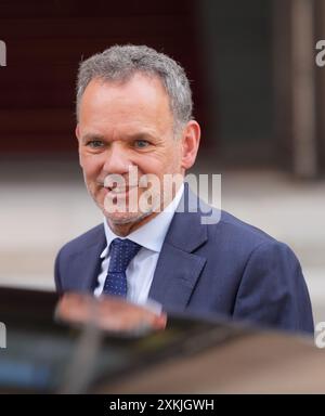 Berlin, Deutschland. Juli 2024. Der niederländische Außenminister Caspar Veldkamp verlässt das Gebäude nach einer gemeinsamen Pressekonferenz mit Bundesaußenminister Baerbock im Auswärtigen Amt zu seinem Dienstwagen. Quelle: Soeren Stache/dpa/Alamy Live News Stockfoto