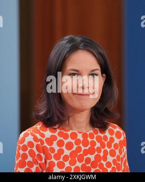 Berlin, Deutschland. Juli 2024. Außenminister Annalena Baerbock (Allianz 90/die Grünen) lächelt nach ihrem Treffen mit ihrem niederländischen Amtskollegen. Veldkamp im Auswärtigen Amt während einer gemeinsamen Pressekonferenz. Quelle: Soeren Stache/dpa/Alamy Live News Stockfoto